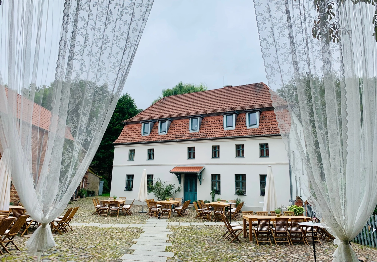 Nichelmühle - Eventlocation - Esstische im Innenhof