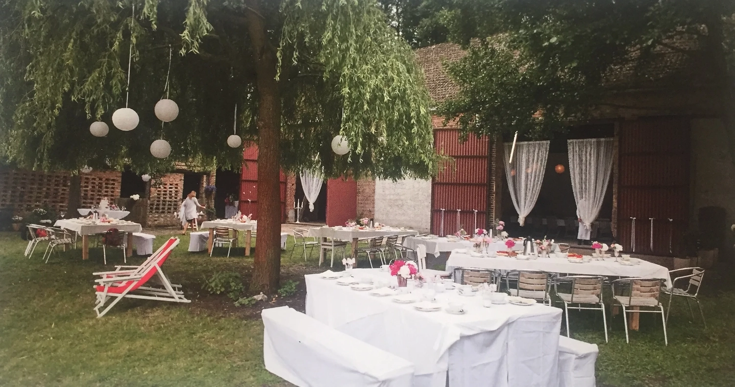 Nichelmühle - Eventlocation - Esstische im Innenhof