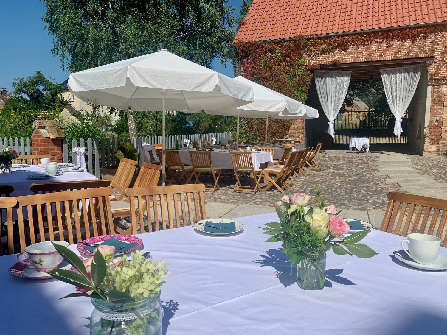 Nichelmühle - Eventlocation - Esstische im Innenhof