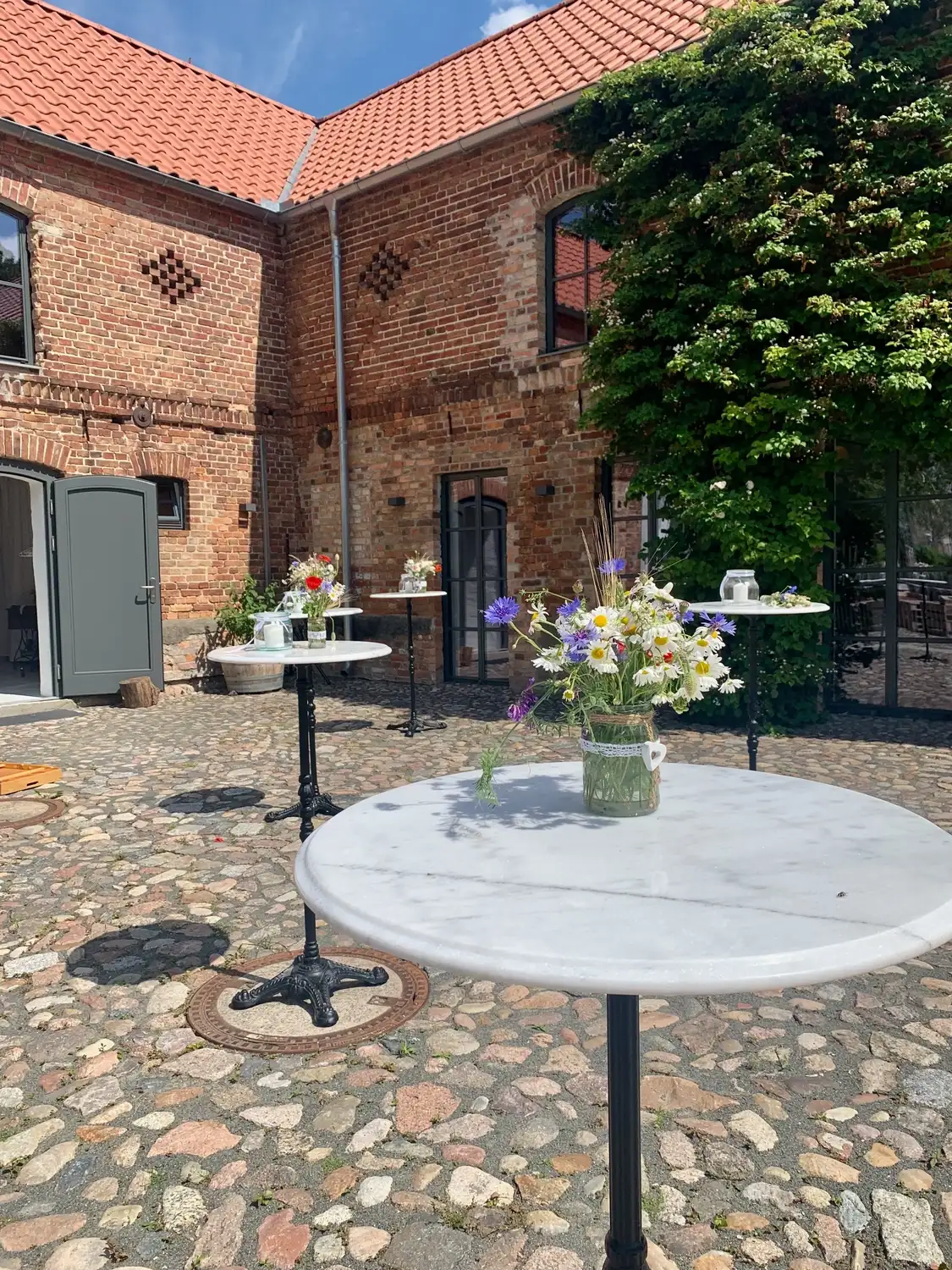 Nichelmühle - Eventlocation - Set mit Stehtischen für den Außenbereich