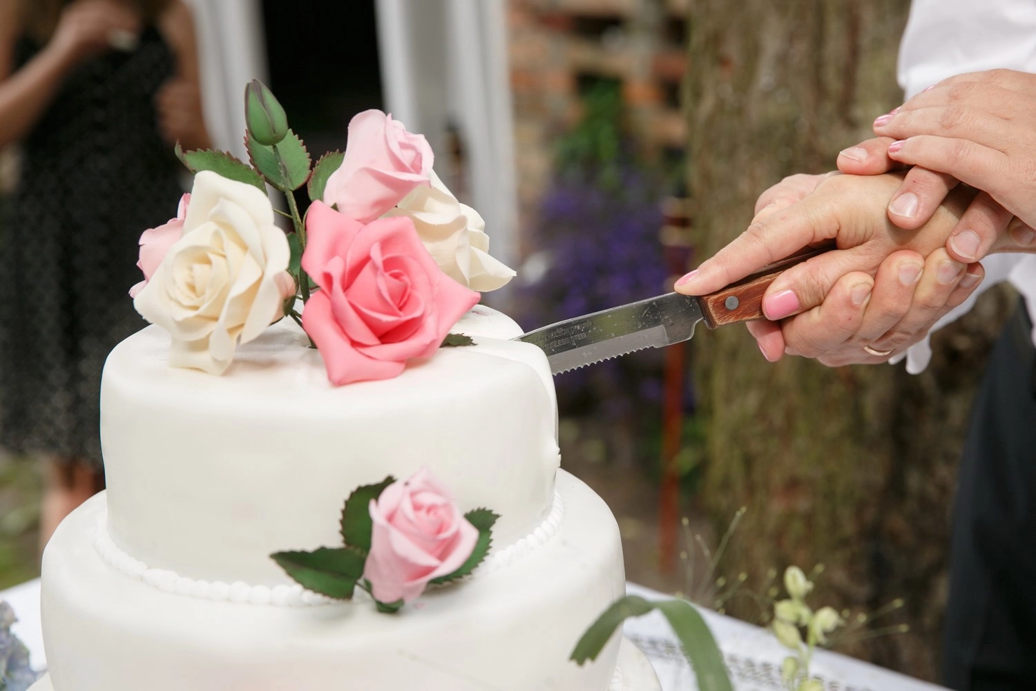 Nichelmühle - Eventlocation - Paar schneidet Hochzeitstorte an