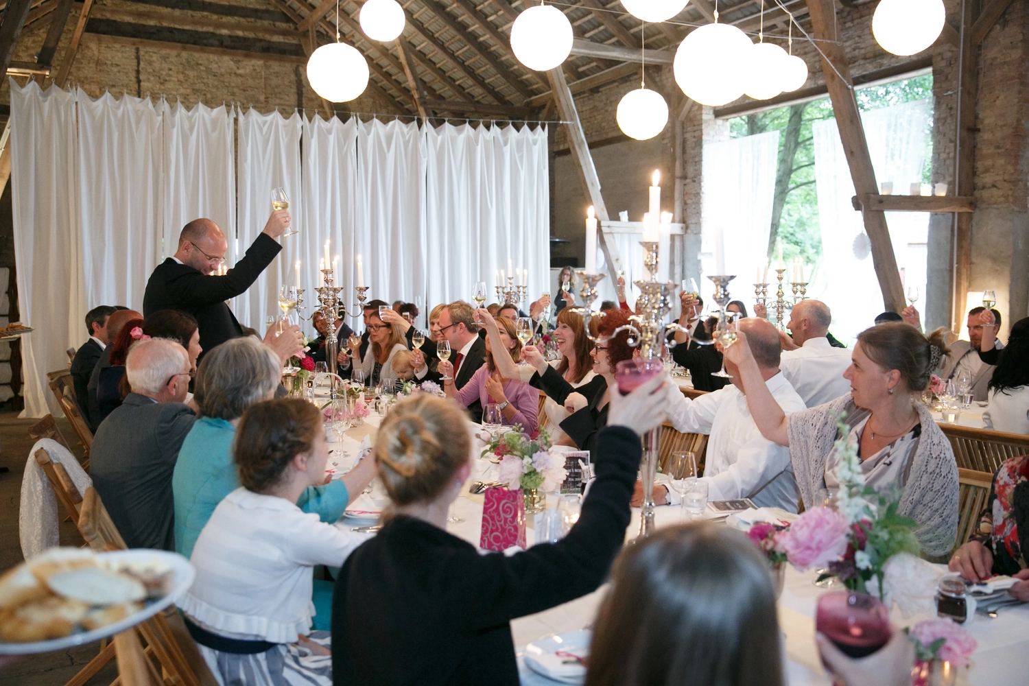 Nichelmühle - Eventlocation - Menschen stoßen auf die Hochzeit an